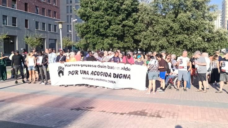 Udalaren presioen ondorioz asilo eskatzaileak kalean gelditu direla salatu du Salburuko Harrera Sareak