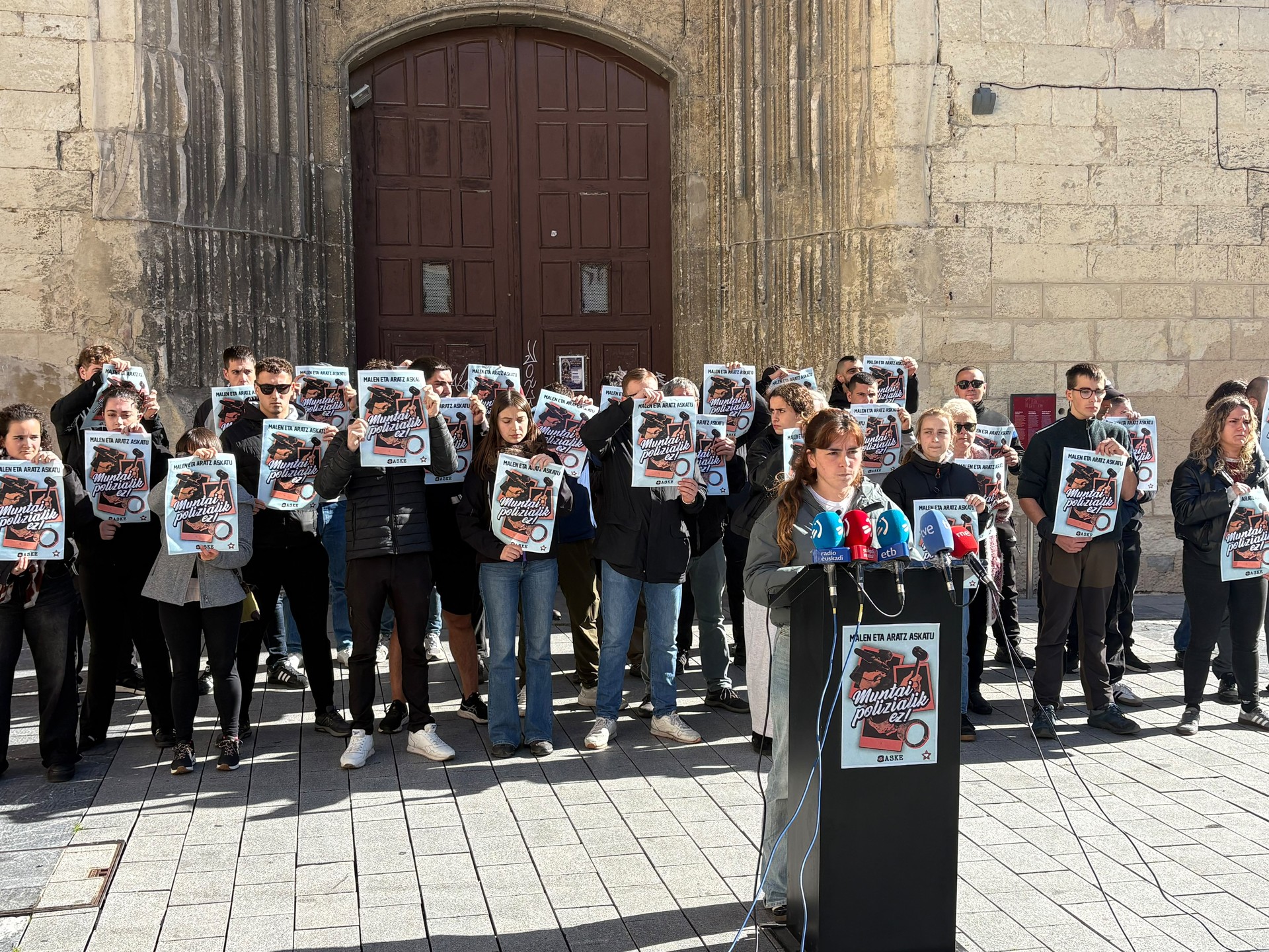 Askek "muntai poliziala eta mediatikoa" salatu du terrorismoagatik atxilotutakoen auzian