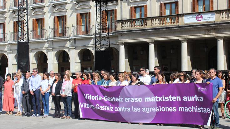 Eraso matxisten kontrako elkarretaratzea egin du Gasteizko Udalak