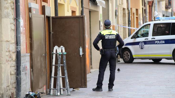 Aiztogile kaleko etxe okupa bat hustu du Udaltzaingoak