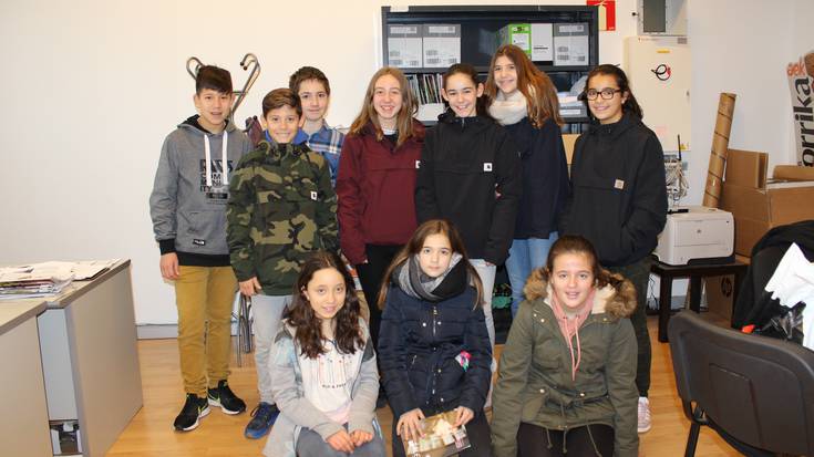 Marianistak ikastetxeko neska-mutilak izan dira bulegoan