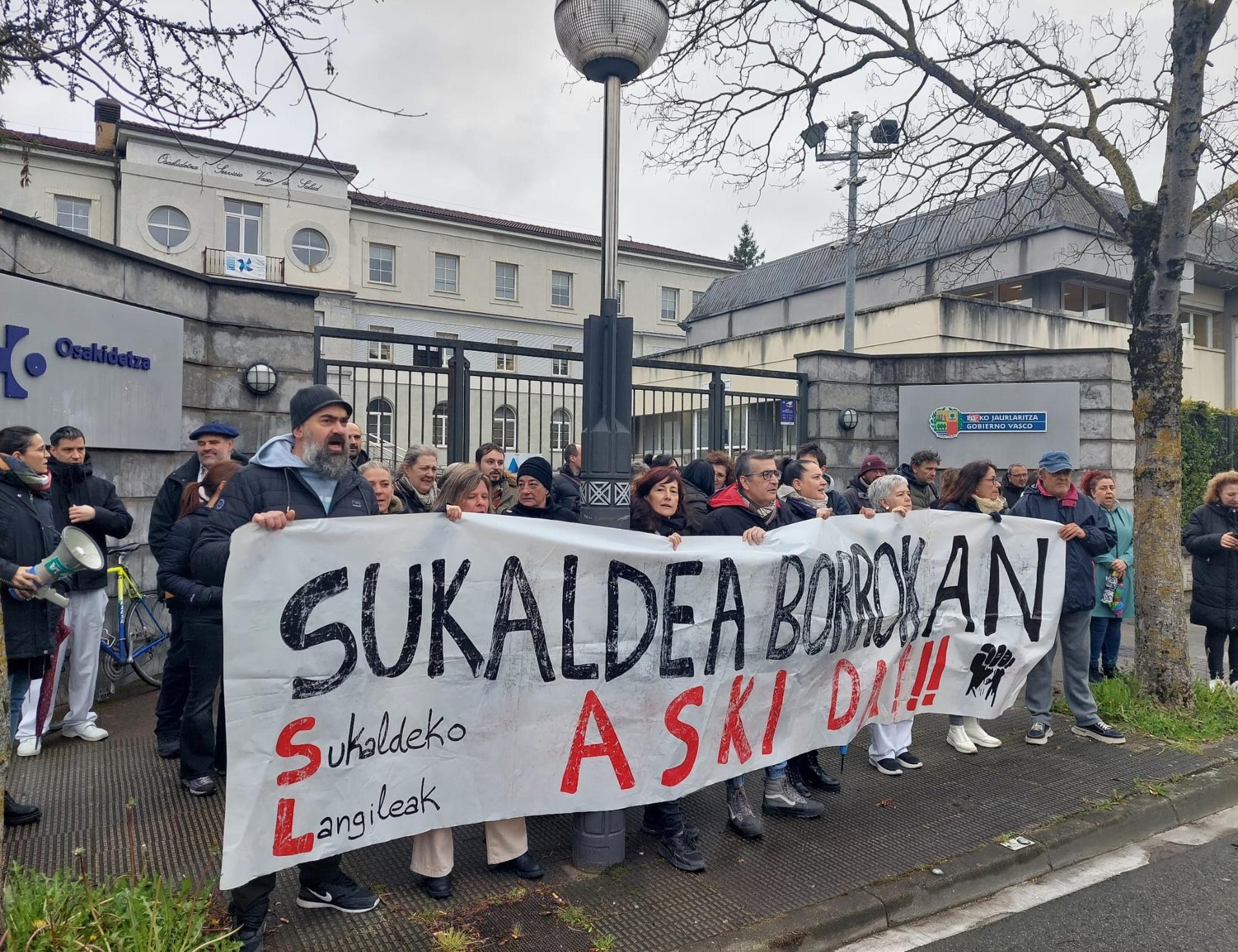 Kontzentrazioa egin dute Txagorritxuko sukaldeko bost langileen kaleratzea salatzeko