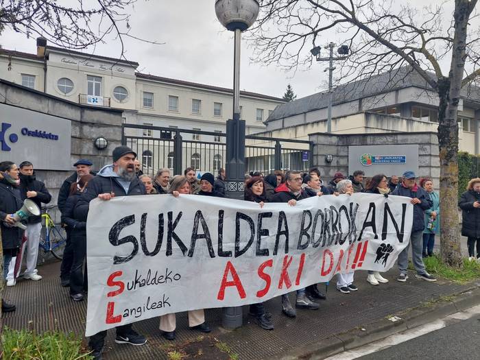 Kontzentrazioa egin dute Txagorritxuko sukaldeko bost langileen kaleratzea salatzeko