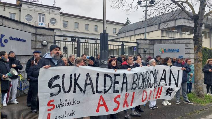 Kontzentrazioa egin dute Txagorritxuko sukaldeko bost langileen kaleratzea salatzeko