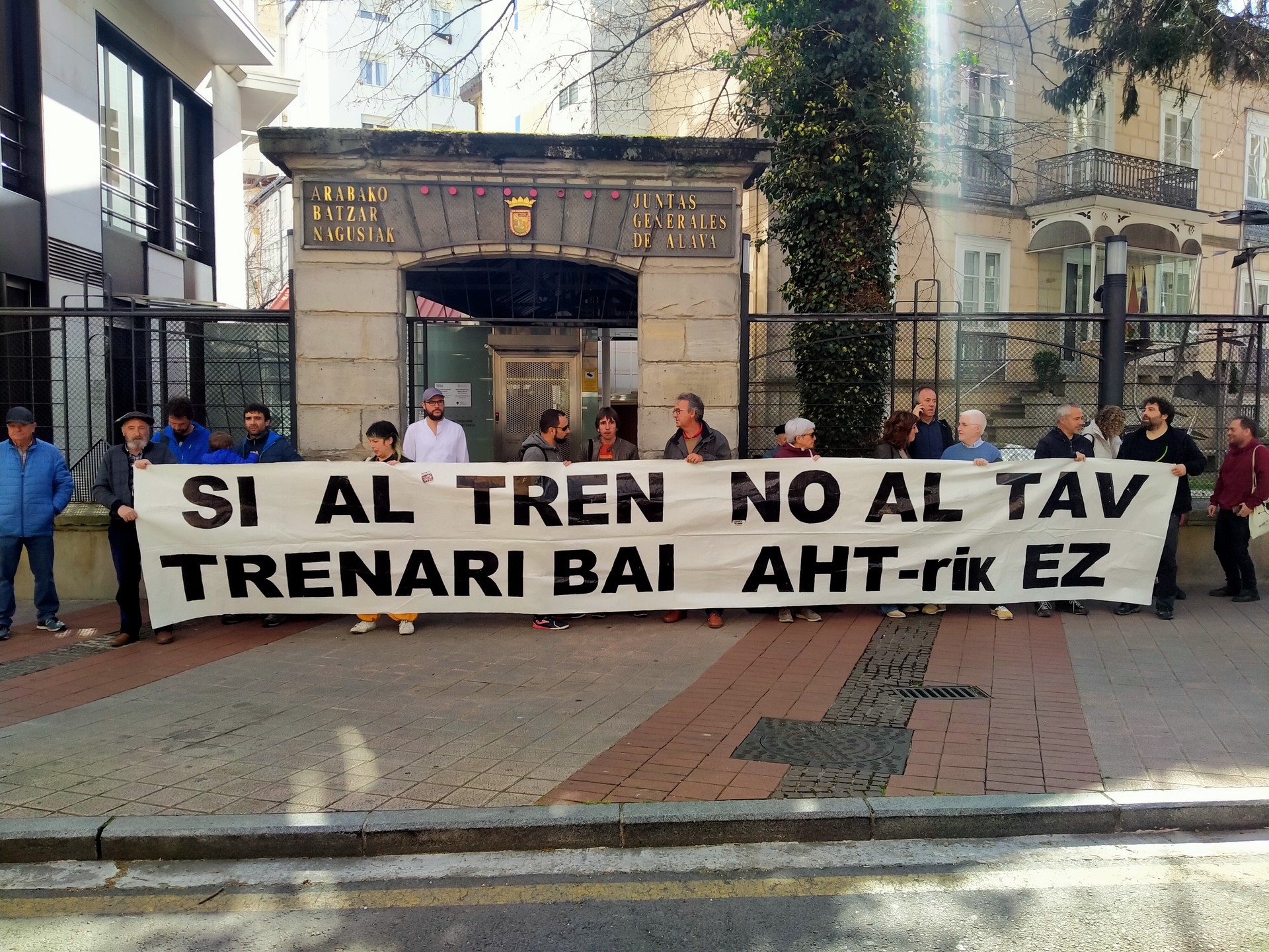 AHTaren aurkako plataformek egungo trenbideak egokitzea exijitu dute Batzar Nagusietan