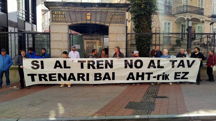 AHTaren aurkako plataformek egungo trenbideak egokitzea exijitu dute Batzar Nagusietan