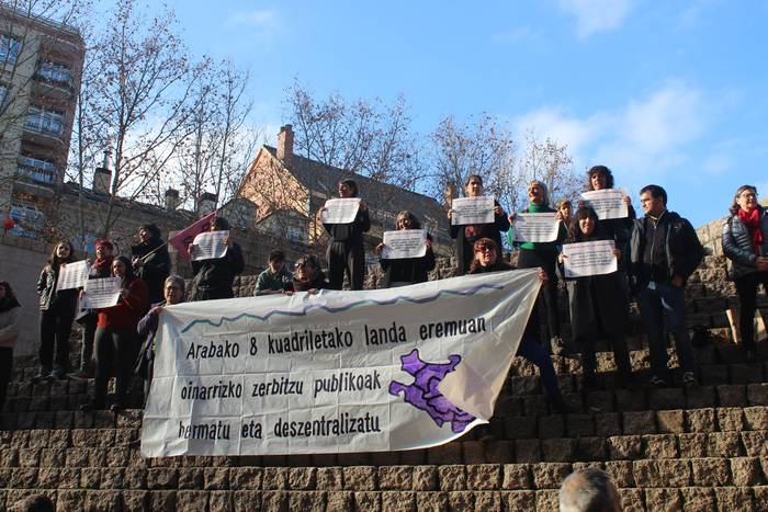 Zaintzak erdigunean jartzearen alde egin dute Gasteizen