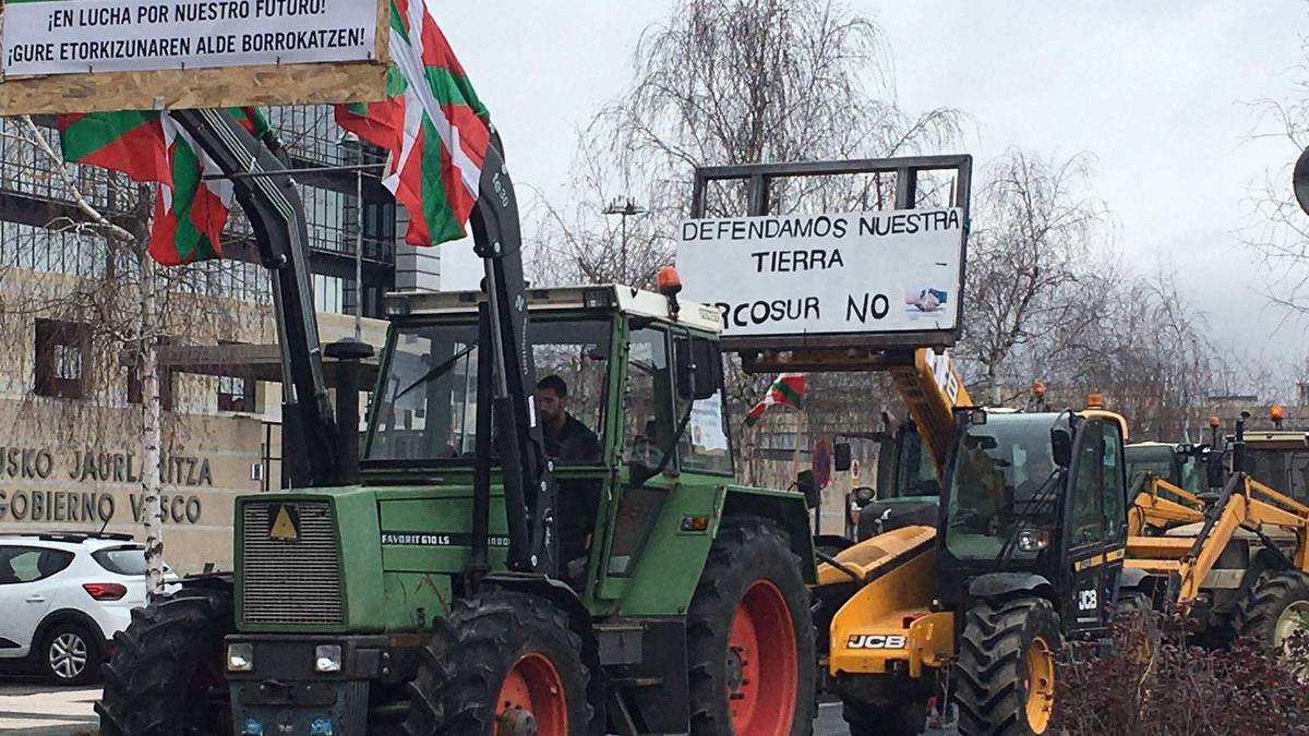 Abeltzain eta nekazarien haserreak hartu du Gasteiz