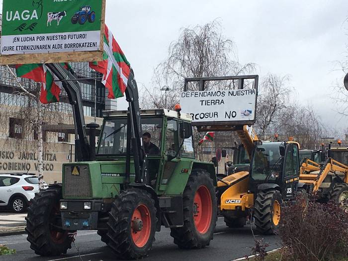 Abeltzain eta nekazarien haserreak hartu du Gasteiz