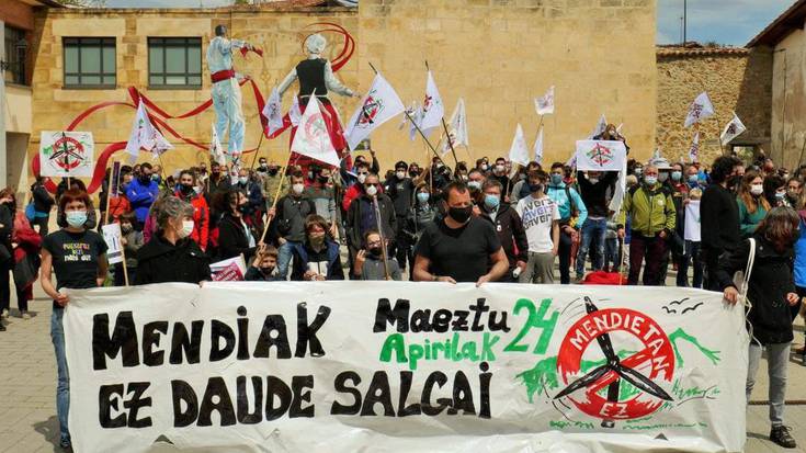 600 pertsona Maeztun, Arabako proiektu eolikoen aurkako manifestazioan