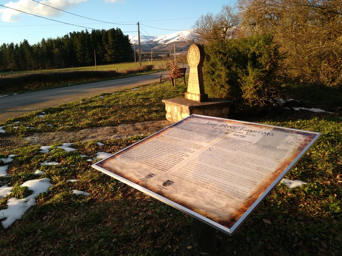 Perez de Lazarragaren plaka berritu dute Larrean