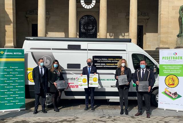 Autokarabana batek pezetak bilduko ditu erosketa txartelengatik trukatzeko