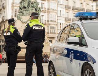 Gasteizko bi udaltzain zigortu dituzte, atxiloketa batean "gehiegizko indarkeria" erabiltzeagatik