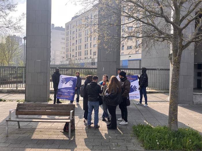 Asiloa eskatzeko hitzorduak erdira murriztu direla salatu du Etxebizitza Sindikatu Sozialistak