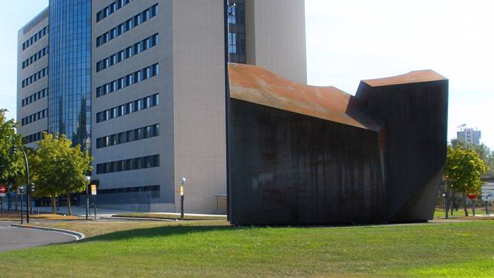 "Narriadura nabarmena" atzeman dute hiriko bi eskulturatan