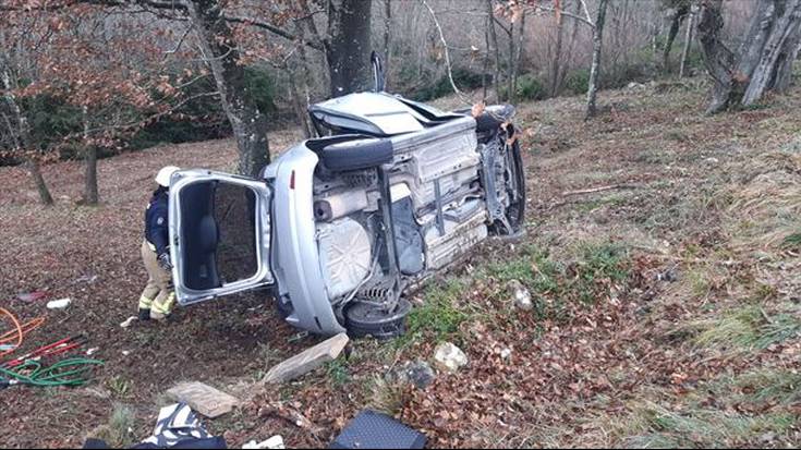 Pertsona bat hil da Samaniegon, auto istripuan