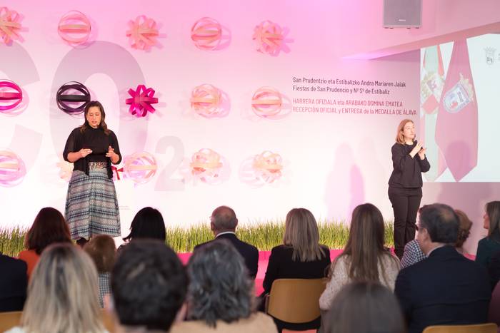 Zeinu hizkuntzarako zerbitzu publikoa galdegin dute