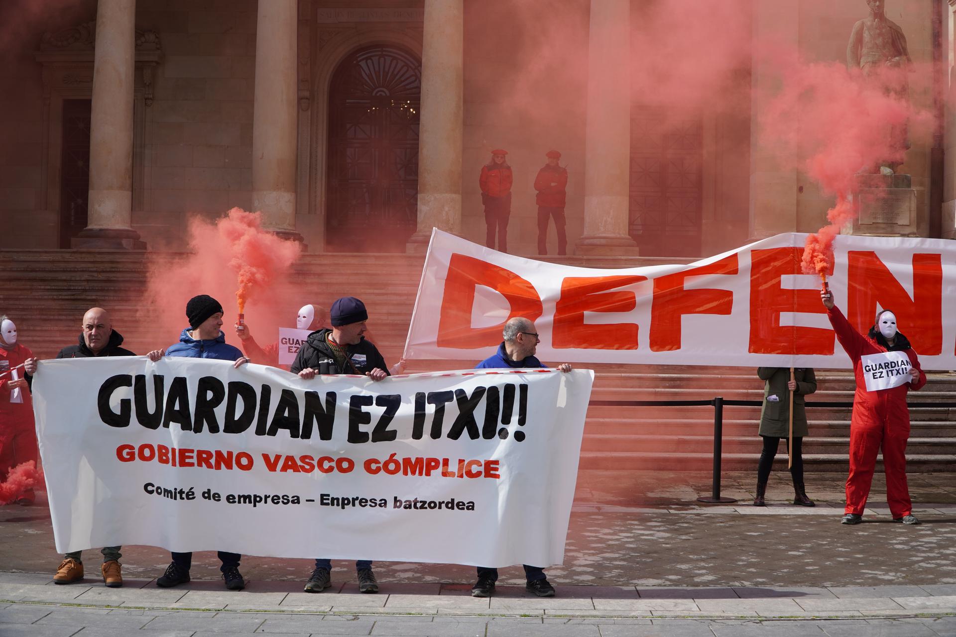 Gaur hasiko dira kaleratzeak Guardianen, langileek kalte ordainak onartu ostean