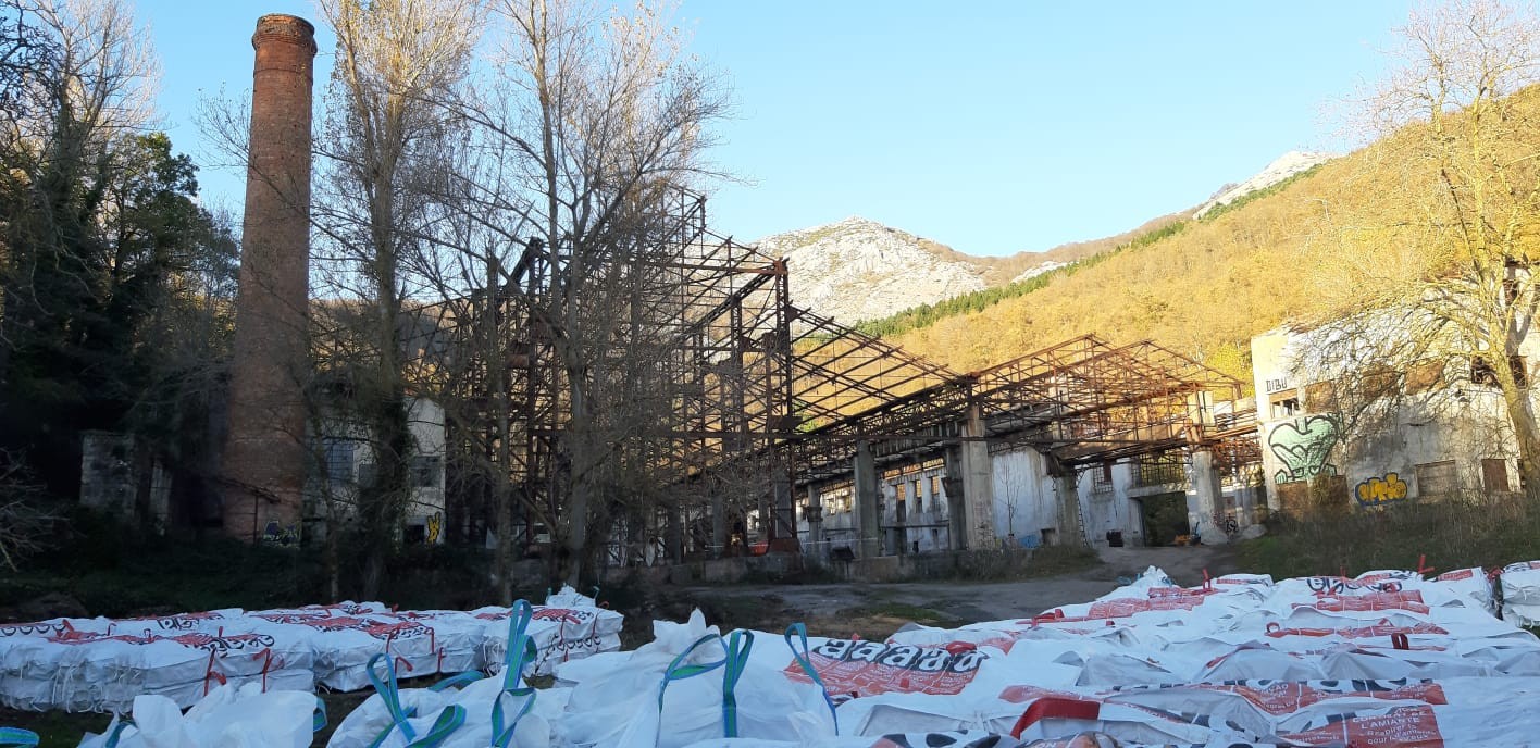 Asparrenak 130 tona fibrozementu kendu ditu Ajuria fabrika zaharretik