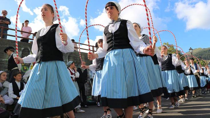 Kolorez jantzi dute Aramaio