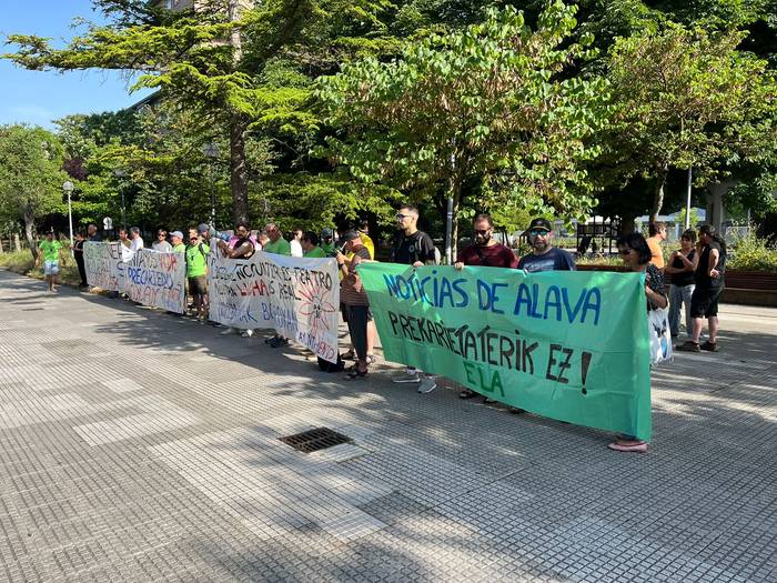 Zuria beltzaren gainetik