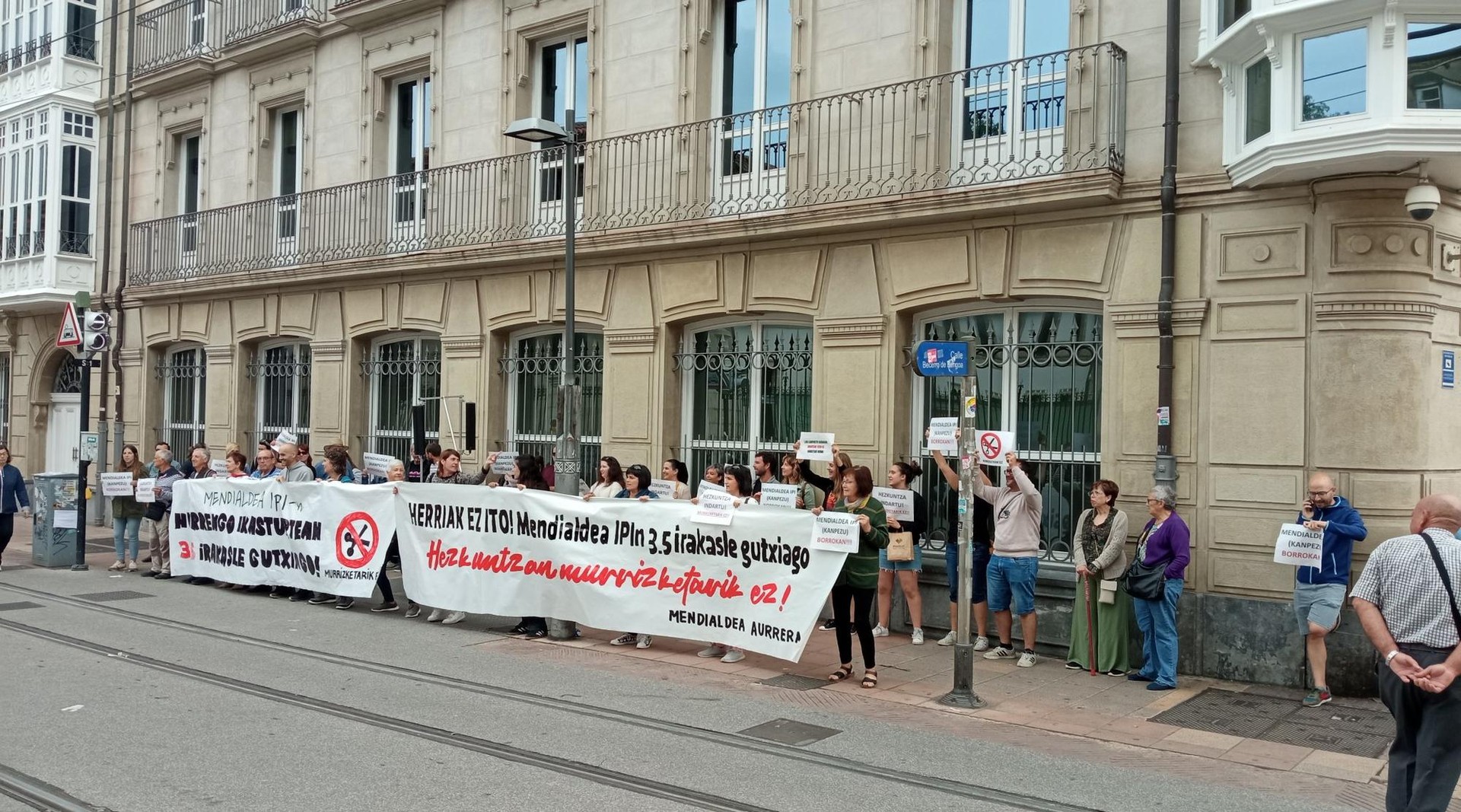 Mendialdea ikastetxea "hiltzen ez uzteko" exijitu dute Legebiltzarrean