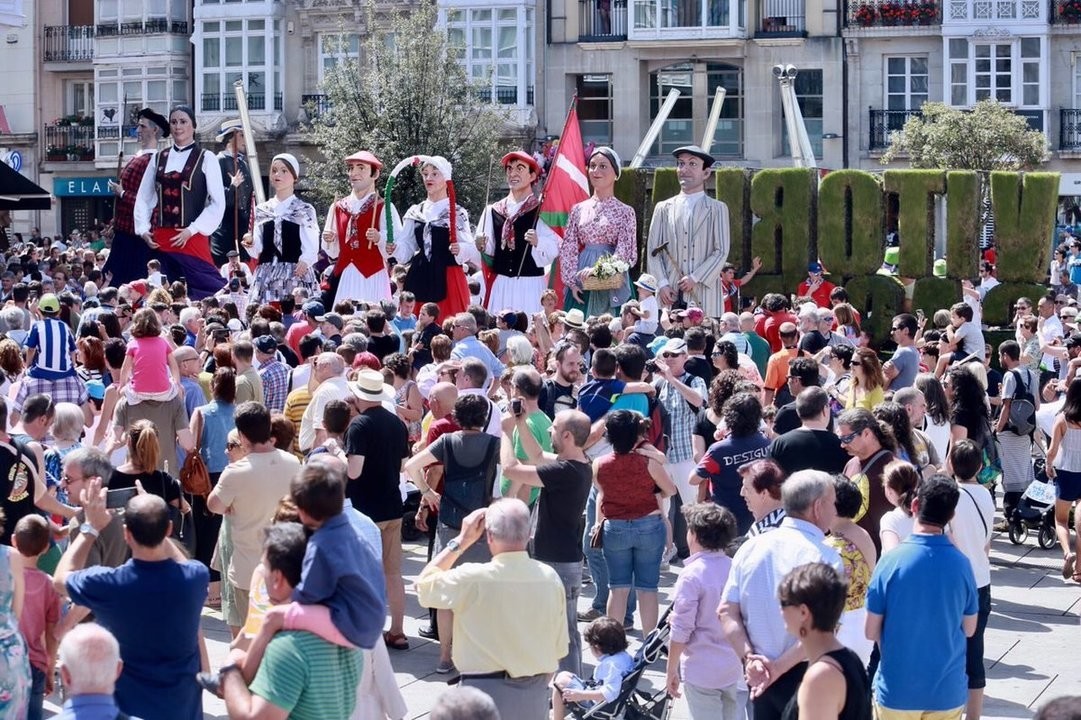 Bertan behera gelditu dira erraldoi eta buruhandien konpartsaren ikuskizunak