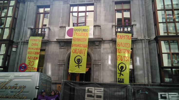 Emakunderen egoitza okupatu du LABek