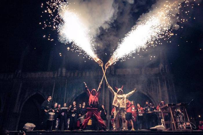 Asteburua ospakizun eta ikuskizunen artean