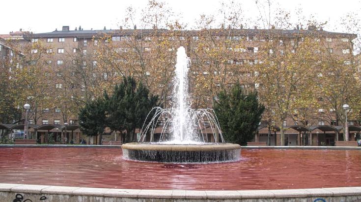 Gasteizko iturri bat gorriz tintatu dute hiesaren aurkako borroka aldarrikatzeko