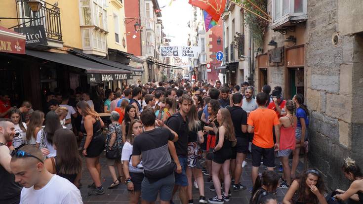 Txapeldun tabernako atezainari bi labankada eman dizkiote