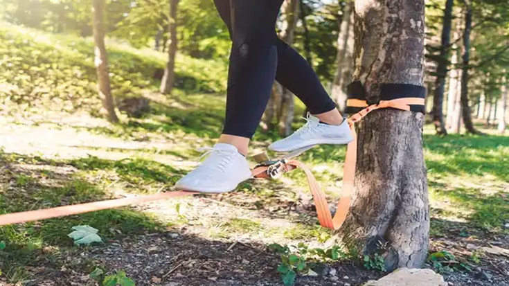 Slackline eta malaberak San Martineko parkean