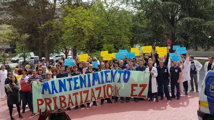 Txagorritxuko eraikin berrian "pribatizazioa" salatzeko kontzentrazioa deitu dute