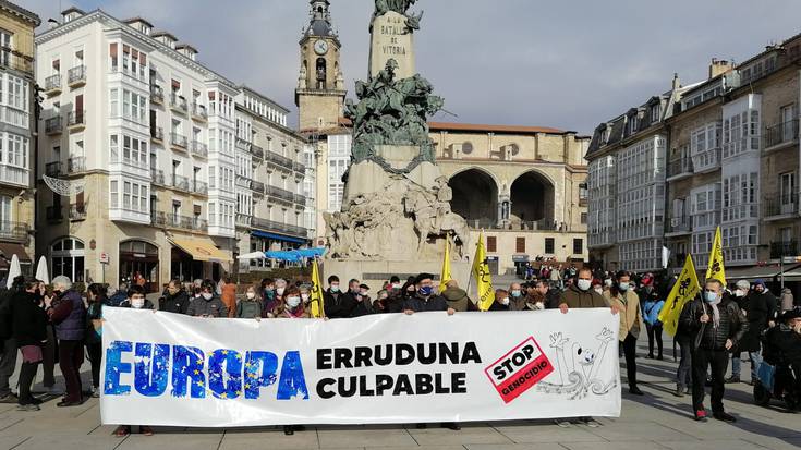 Polonia eta Bielorrusia arteko mugako "basakeria" salatu dute