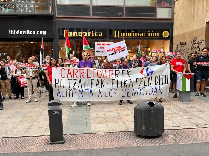 Carrefour aurrean bildu dira Israel egiten ari den genozidioa salatzeko