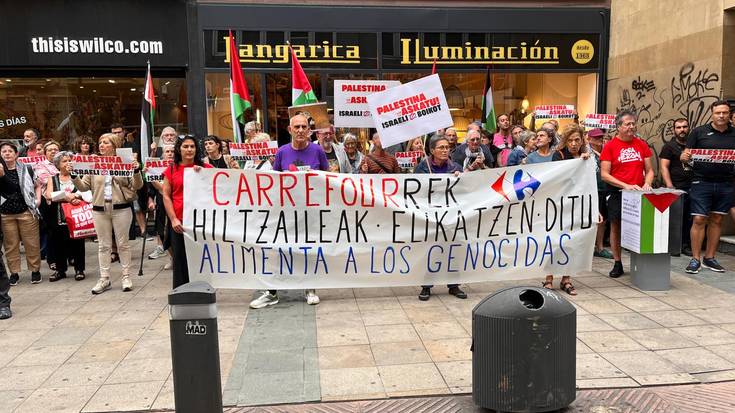 Carrefour aurrean bildu dira Israel egiten ari den genozidioa salatzeko